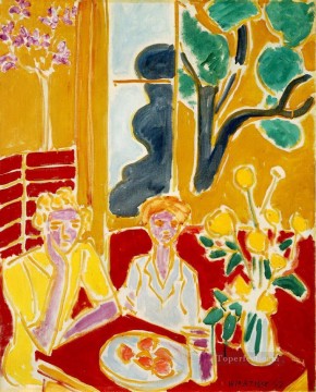 アンリ・マティス Painting - 黄色と赤のインテリアの二人の女の子 1947 年抽象フォービズム アンリ・マティス
